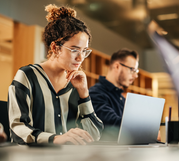 Obtén tu título profesional técnico en solo 2 años y accede rápidamente al mercado laboral.