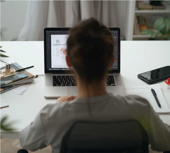 Obtén tu título profesional técnico en solo 2 años y accede rápidamente al mercado laboral.