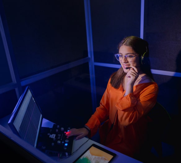 Acceso a equipamientos de última tecnología: set de televisión, cabina de sonorización, cabina de radio, set de fotografía, salas de edición, laboratorios iMAC y PC, entre otros.