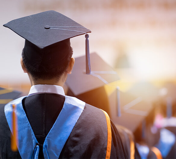 Grado de bachiller profesional en solo 3 años y 4 meses.